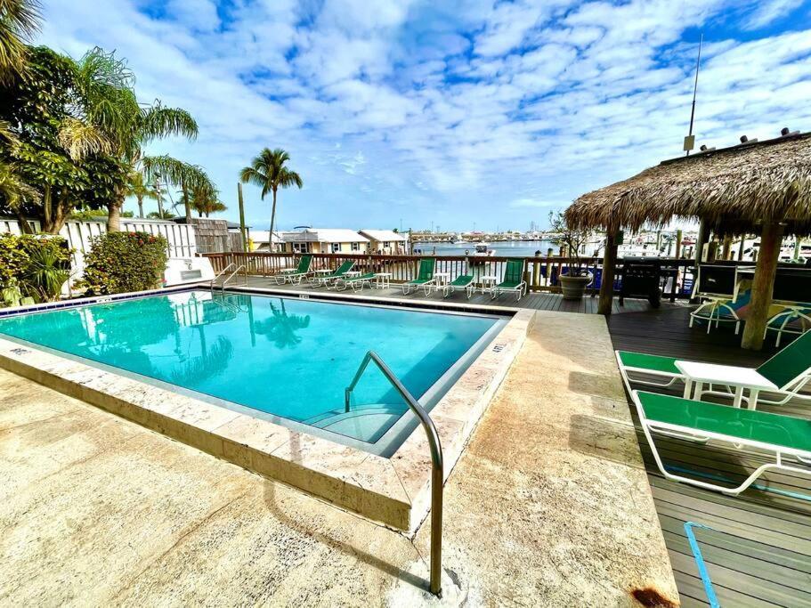 St Kitts - Downtown Waterfront Penthouse Pool Dock Parking Holiday home