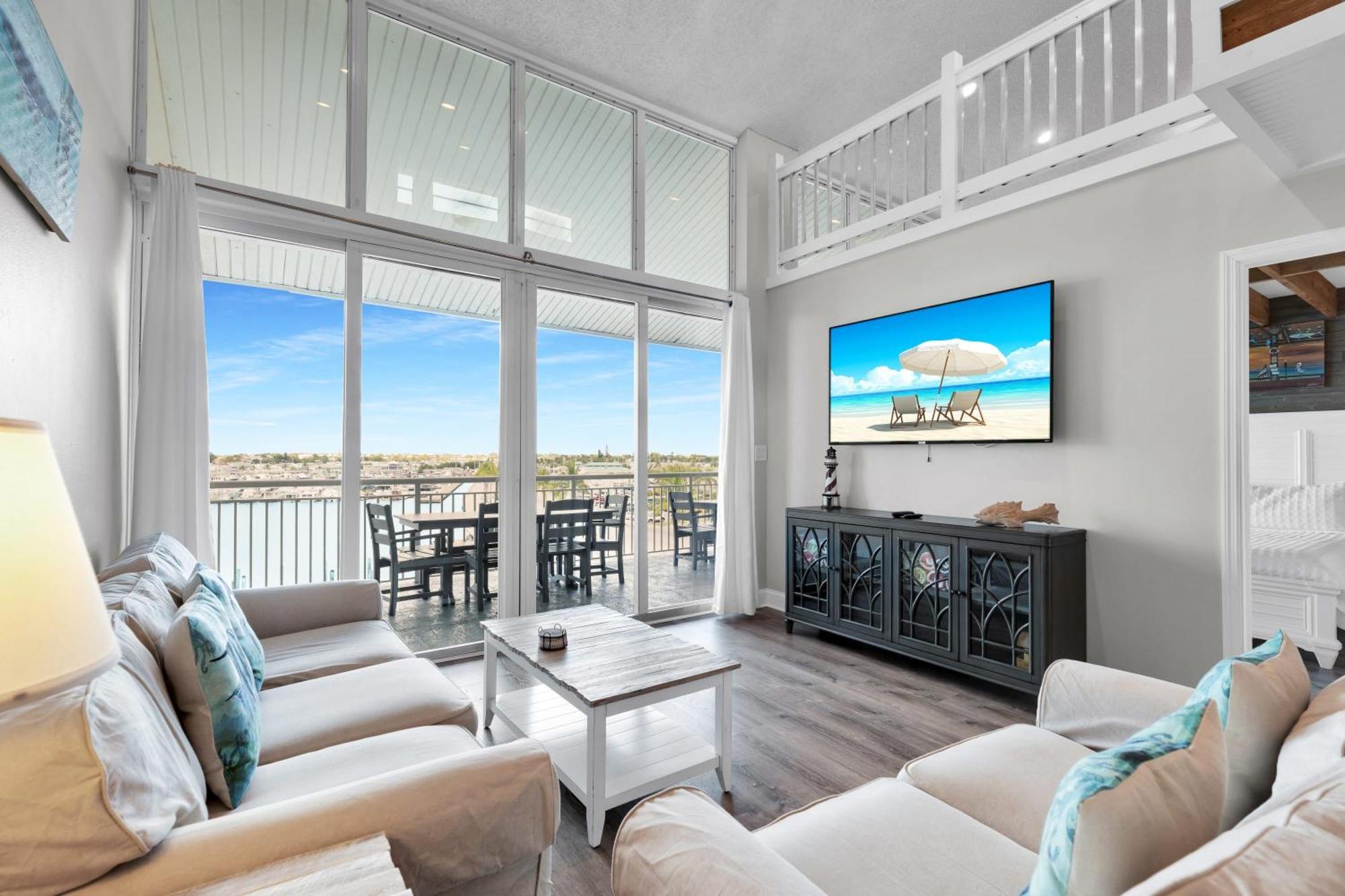 St Kitts - Downtown Waterfront Penthouse Pool Dock Parking *