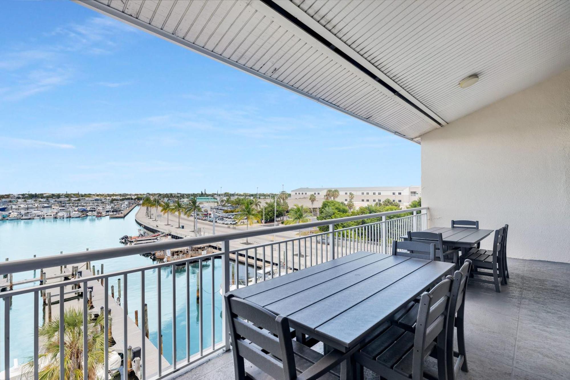 St Kitts - Downtown Waterfront Penthouse Pool Dock Parking Holiday home