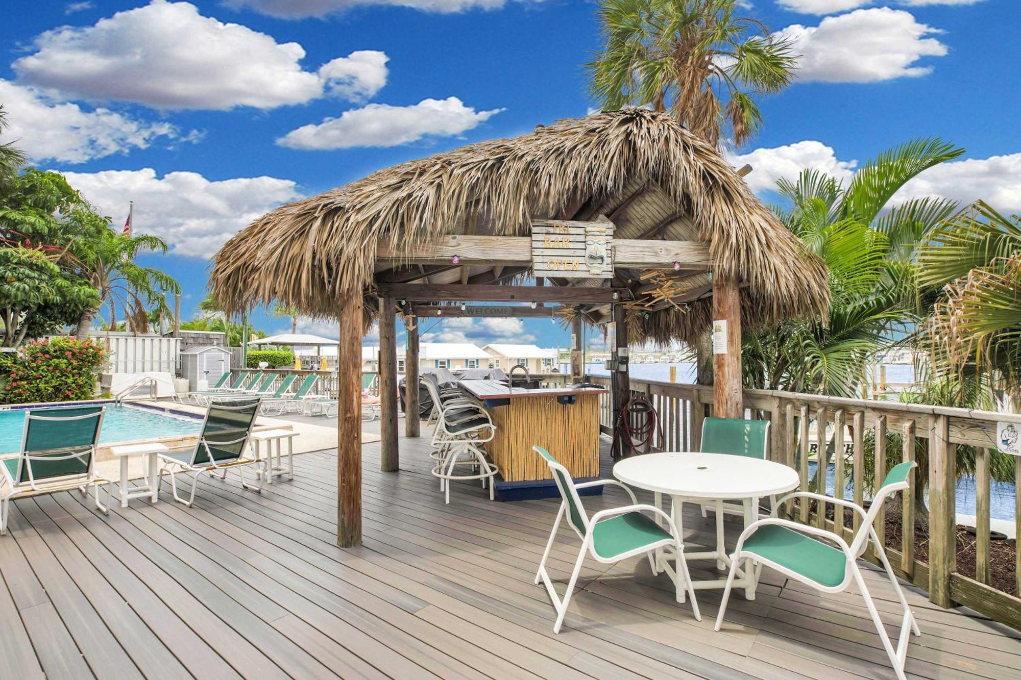 St Kitts - Downtown Waterfront Penthouse Pool Dock Parking