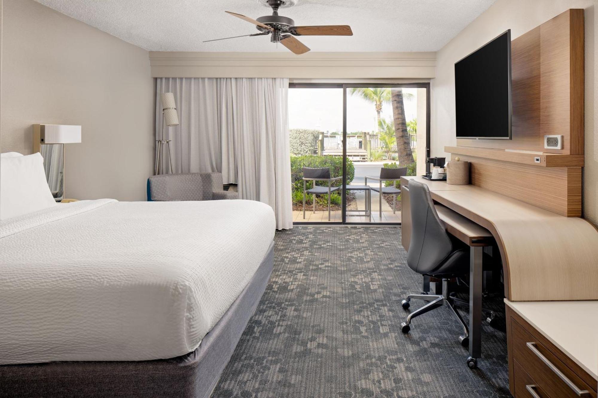 Courtyard By Marriott Waterfront Hotel